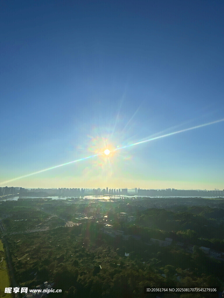 日出时分的壮丽山林景观