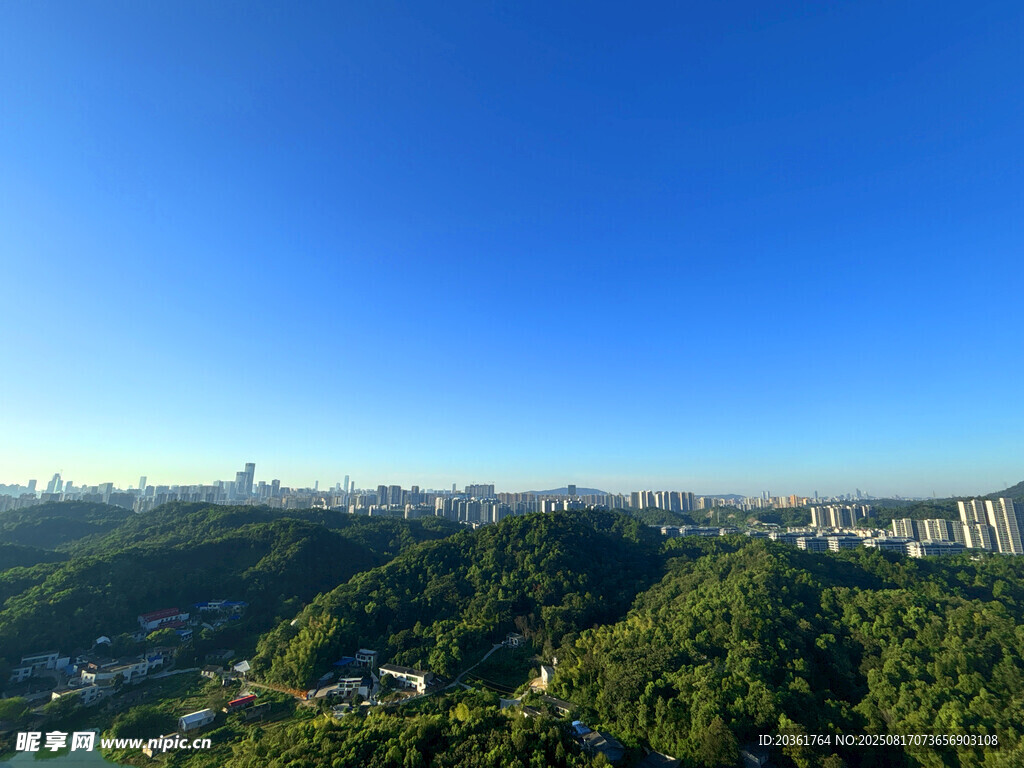 俯瞰城市与葱郁山林景观