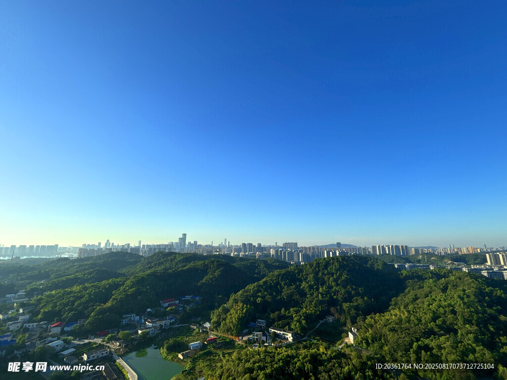 俯瞰葱郁山林与城市天际