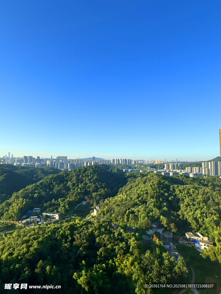青山蓝天间的城市远景
