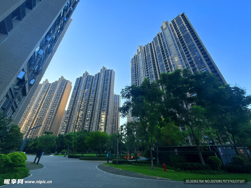 城市高楼与绿化景观