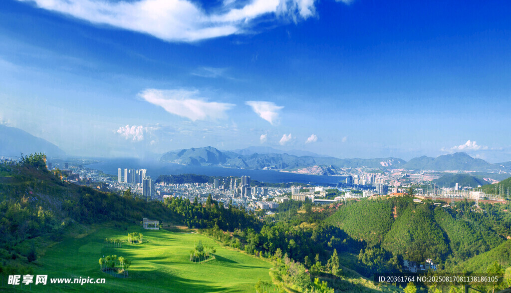 青山绿野间的城市远景