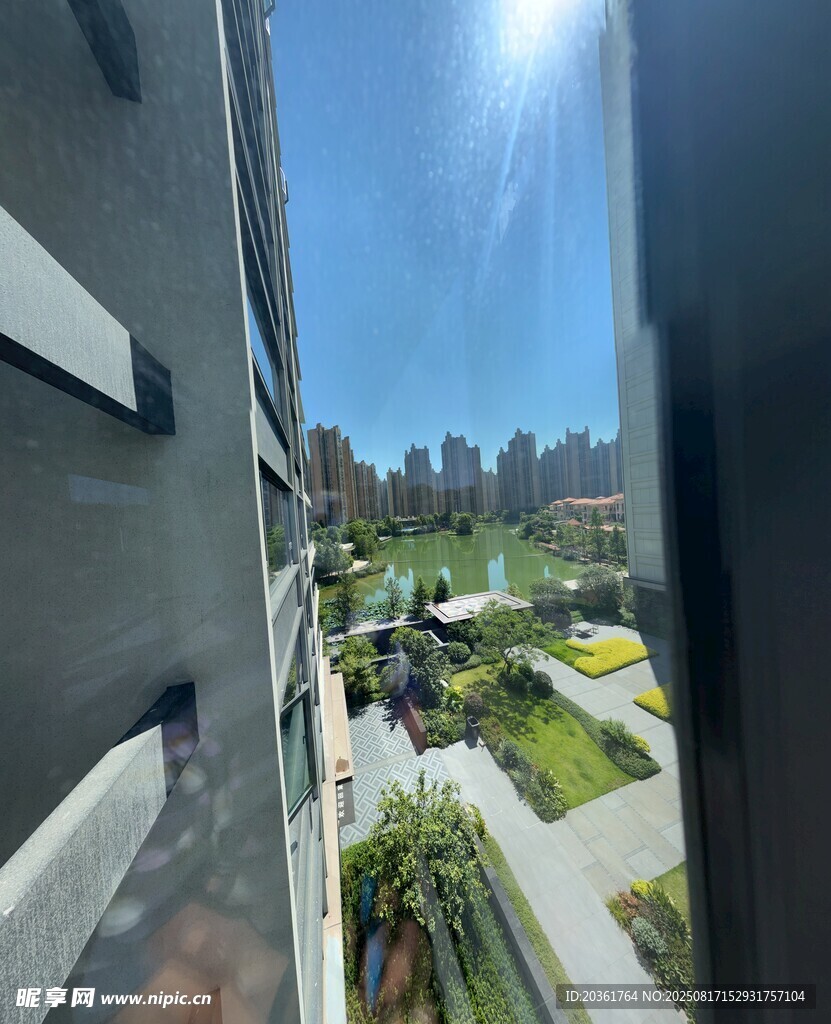 窗外城市绿意景观