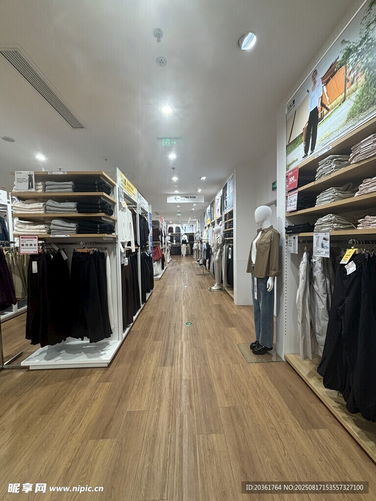 宽敞整洁的服装店内景