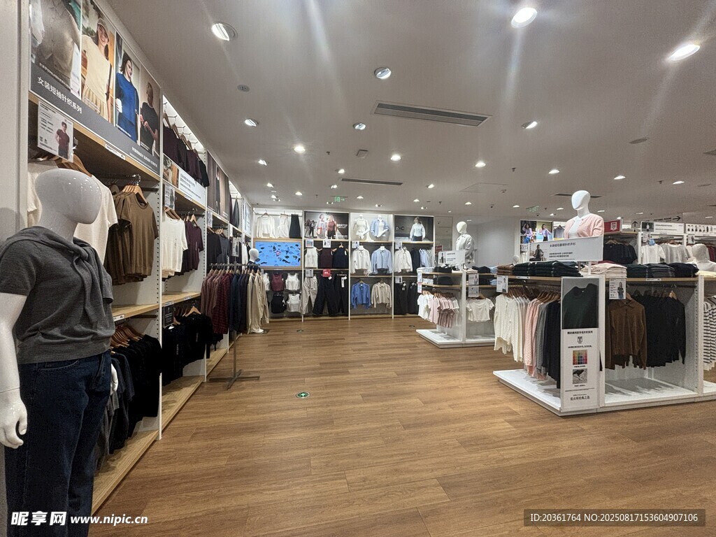 时尚服装店内部陈列场景