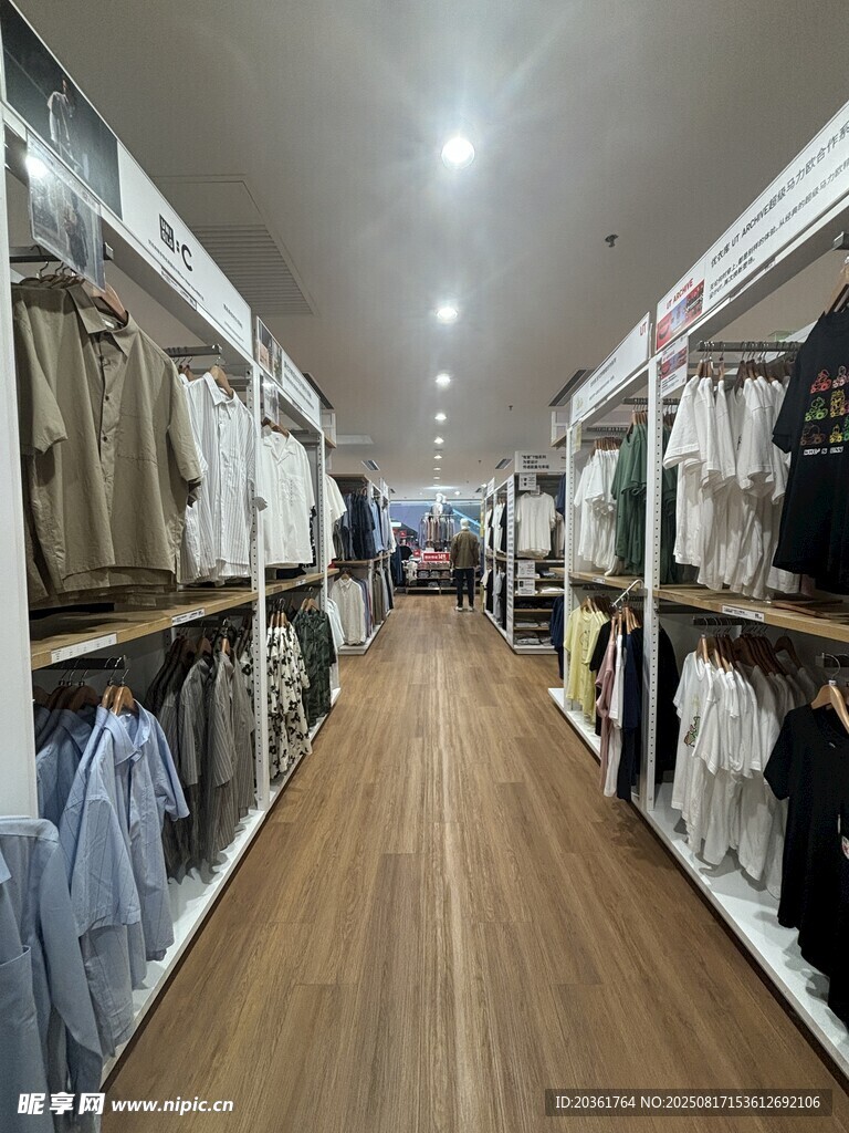 宽敞整洁的服装店内景