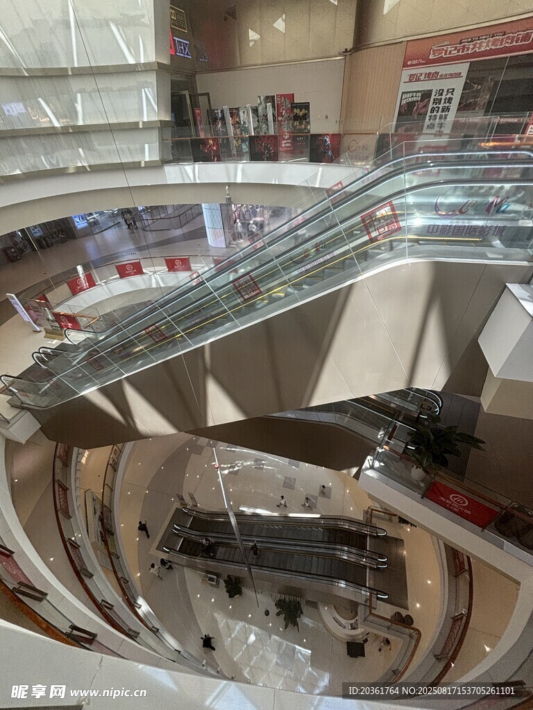 商场内的旋转扶梯景观