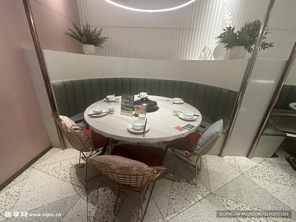 温馨室内餐桌布置场景