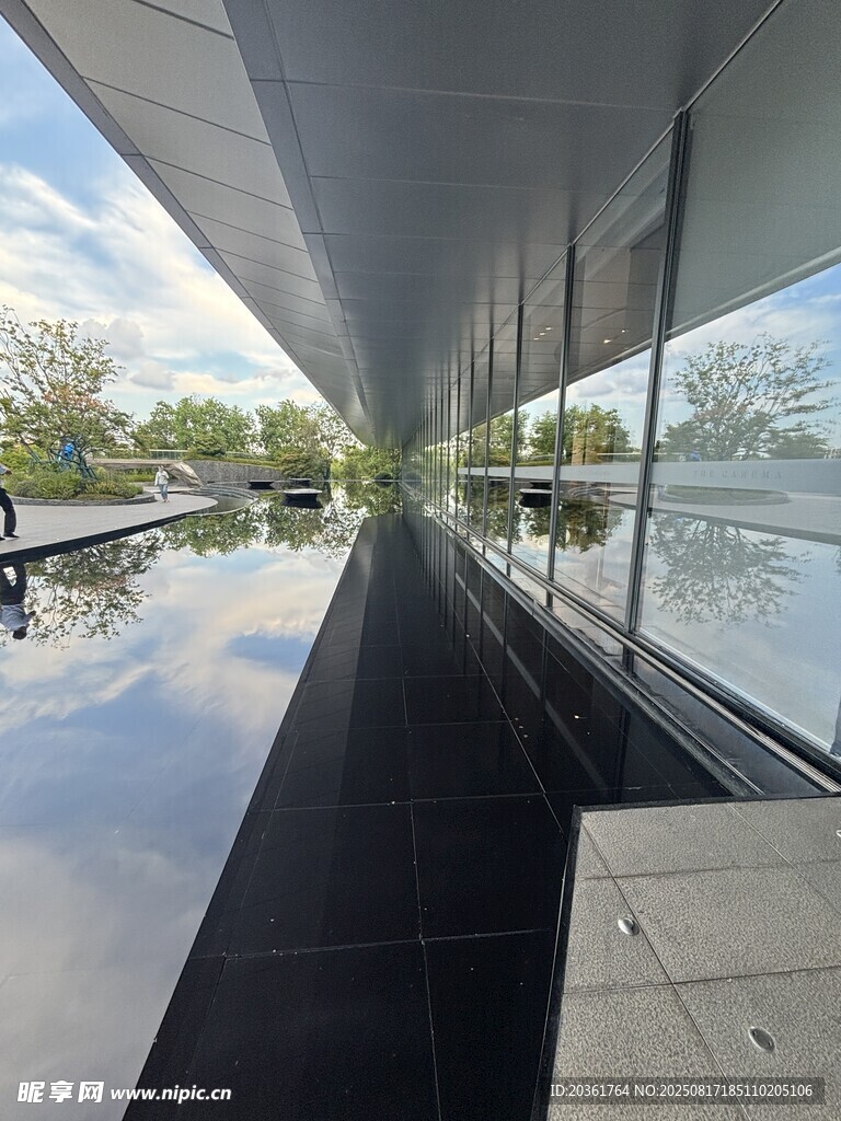 现代建筑户外玻璃走廊景观