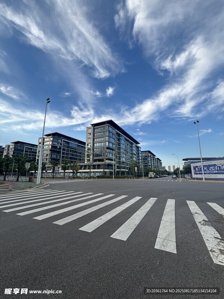 城市道路与现代建筑景观