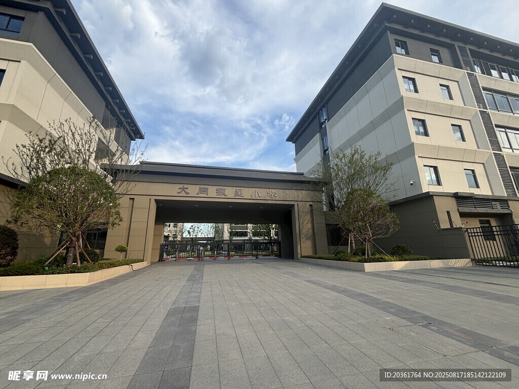现代建筑间的开阔通道