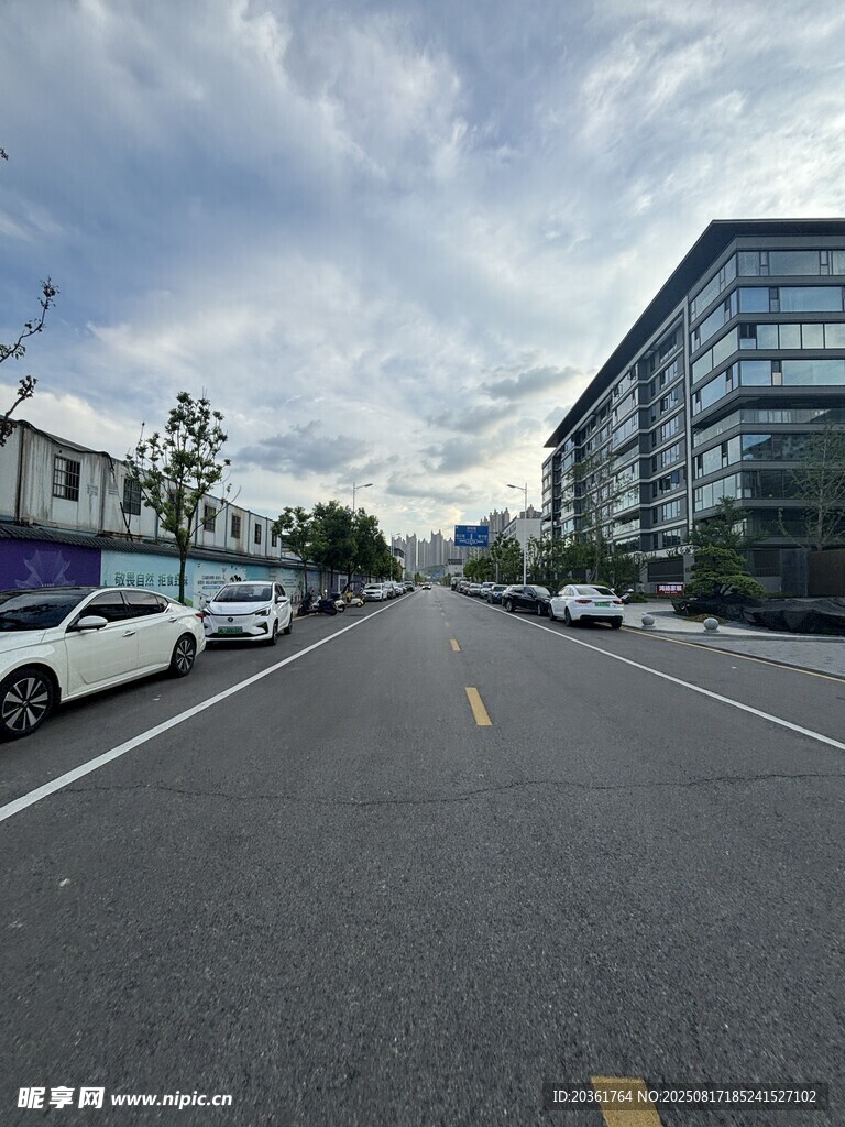 城市宽阔道路及两旁建筑