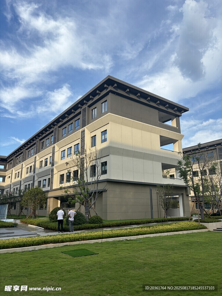 现代多层公寓建筑外观