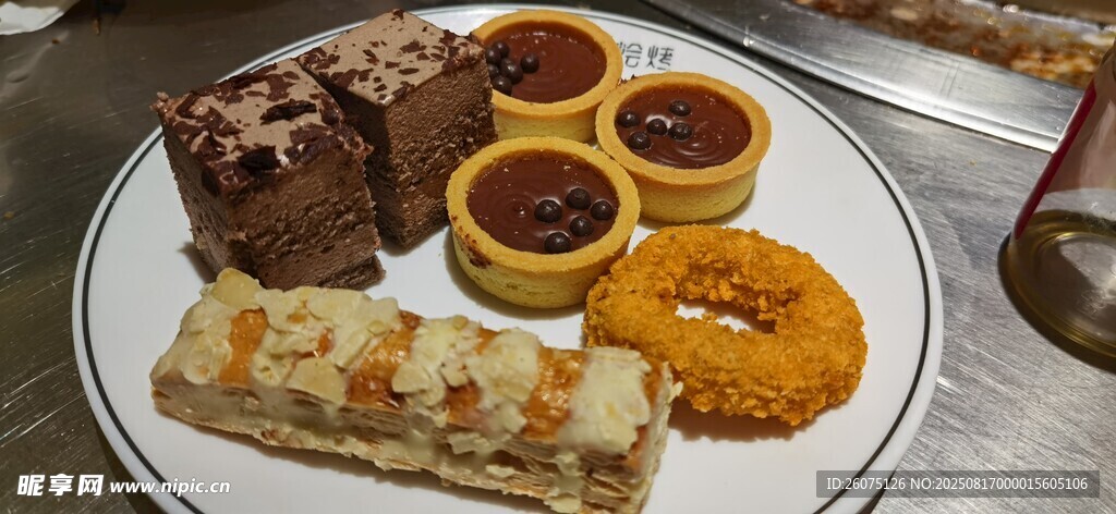 多样美味糕点拼盘