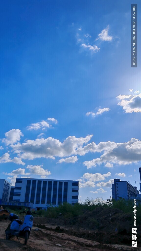 城市蓝天建筑风景图