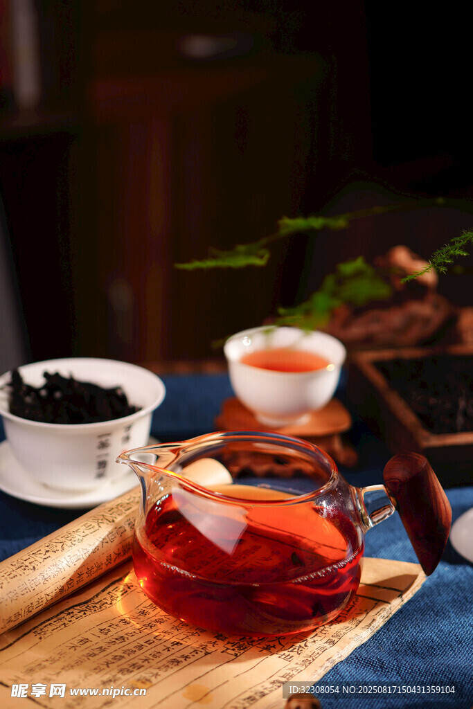 中式茶具中的一杯热茶