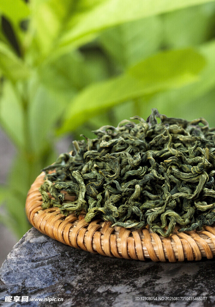 竹盘上的新鲜茶叶