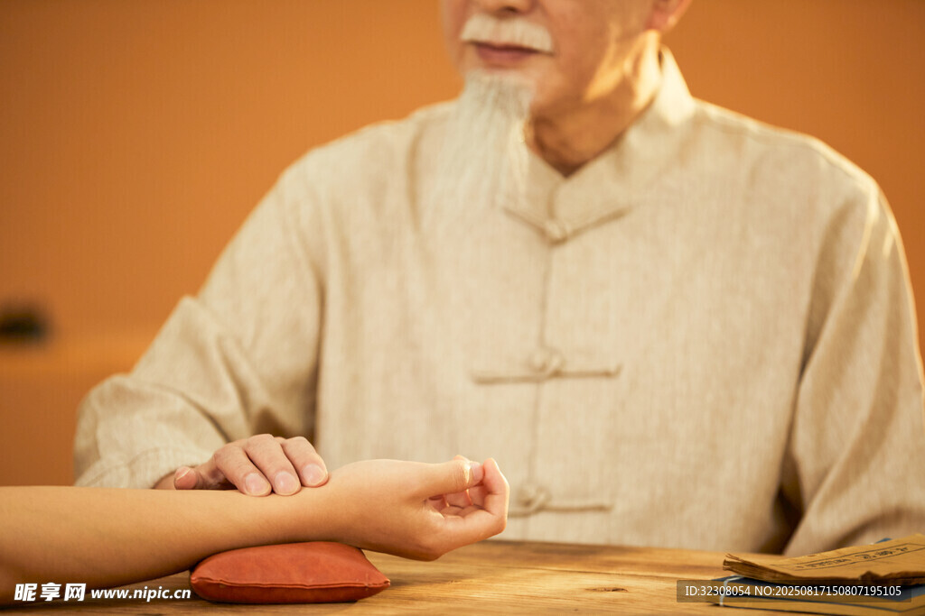 老中医为患者把脉