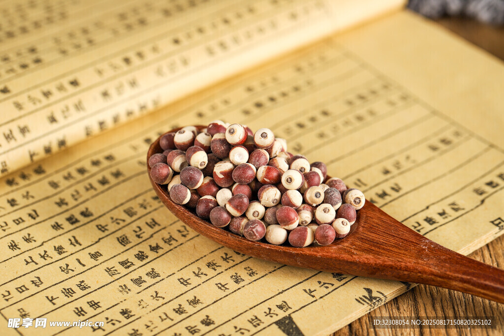 木勺上的中药材芡实
