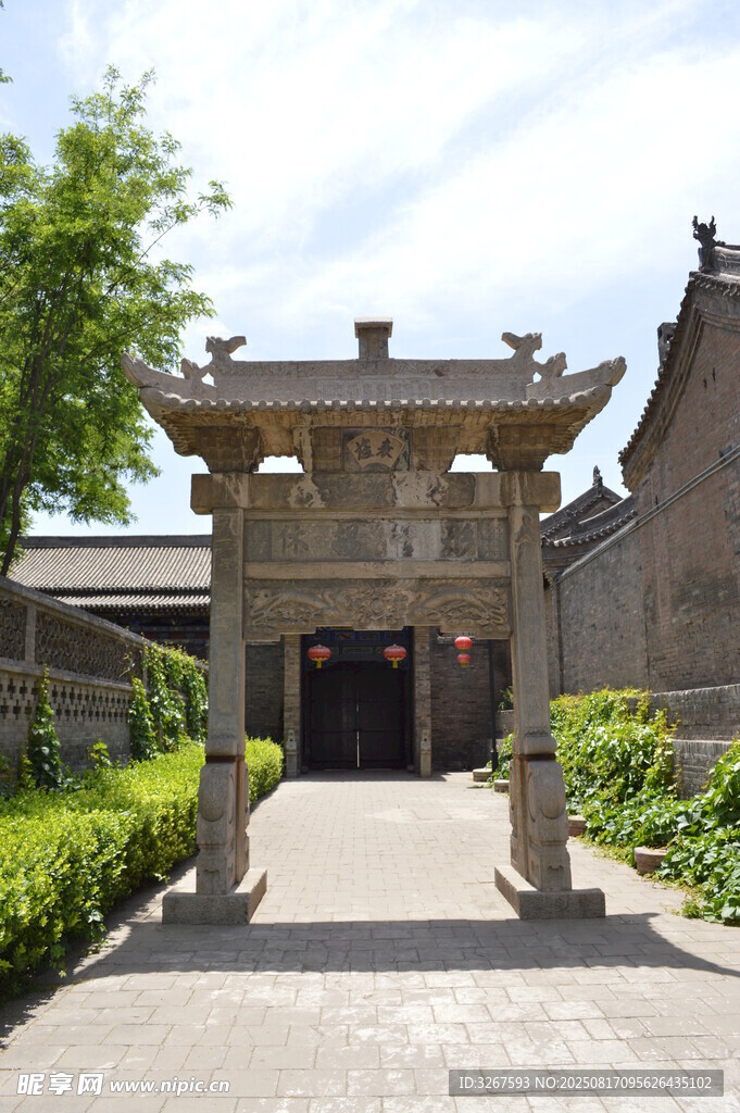 古牌坊立于绿意环绕间