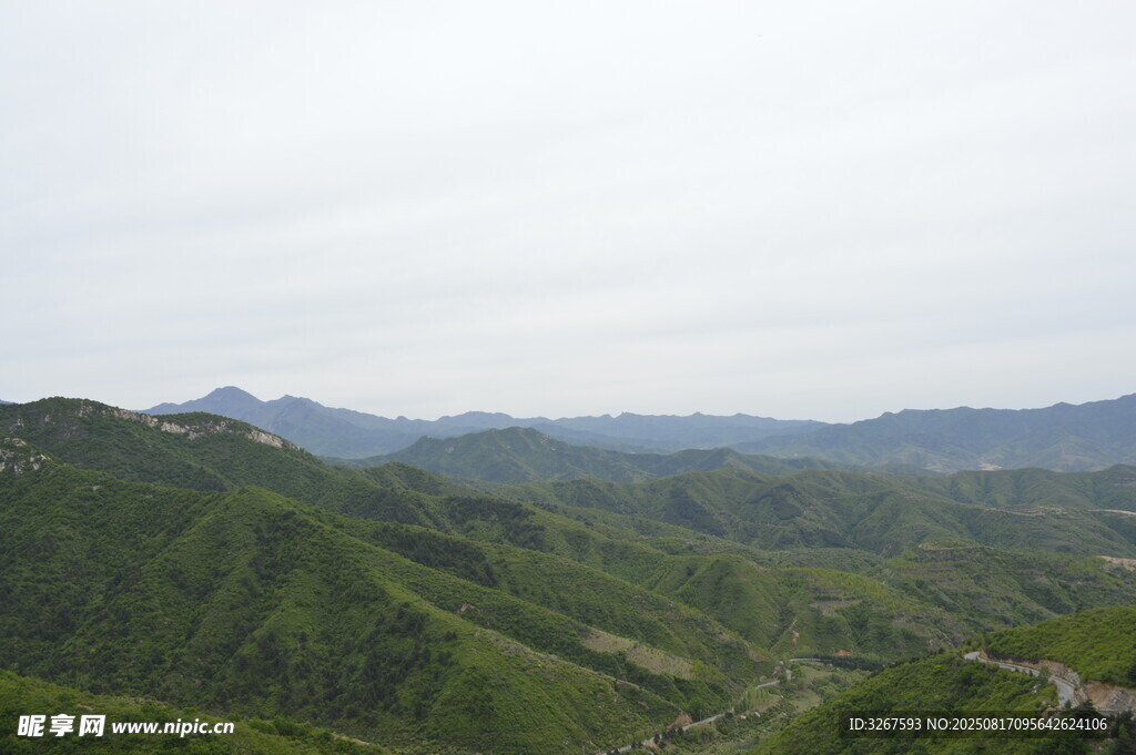 山峦叠翠的壮阔自然景观