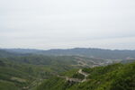 山峦间蜿蜒公路风景