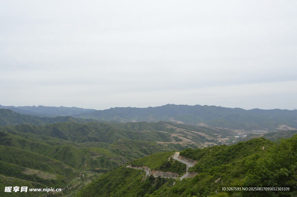 山峦间蜿蜒公路风景