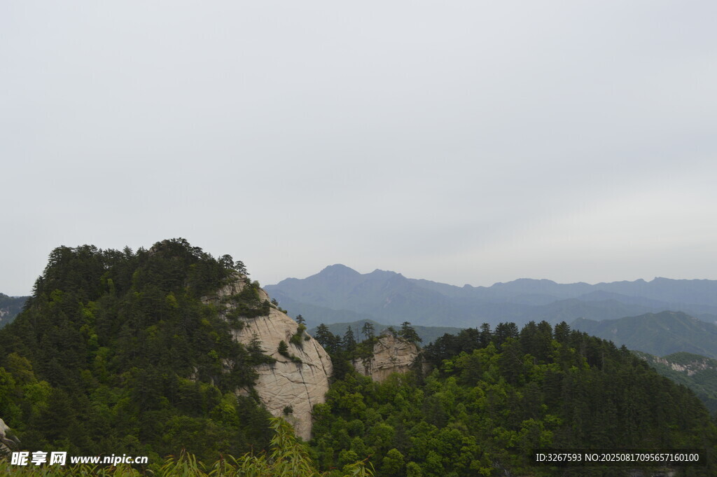 山峦叠翠间的自然美景