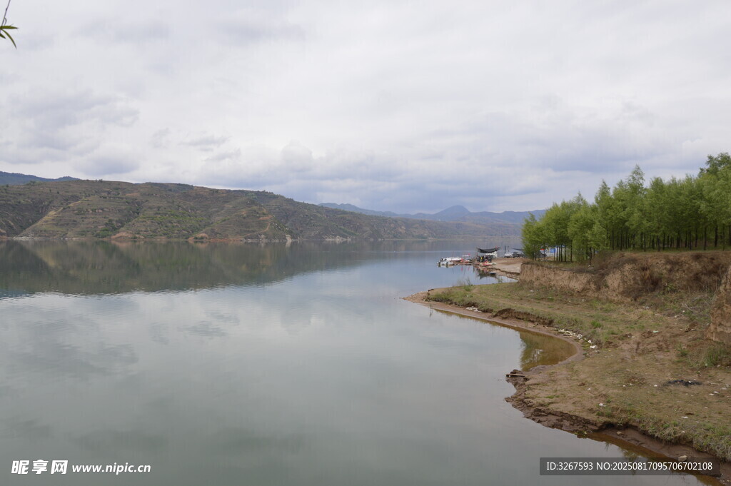 宁静湖畔山水风光美景