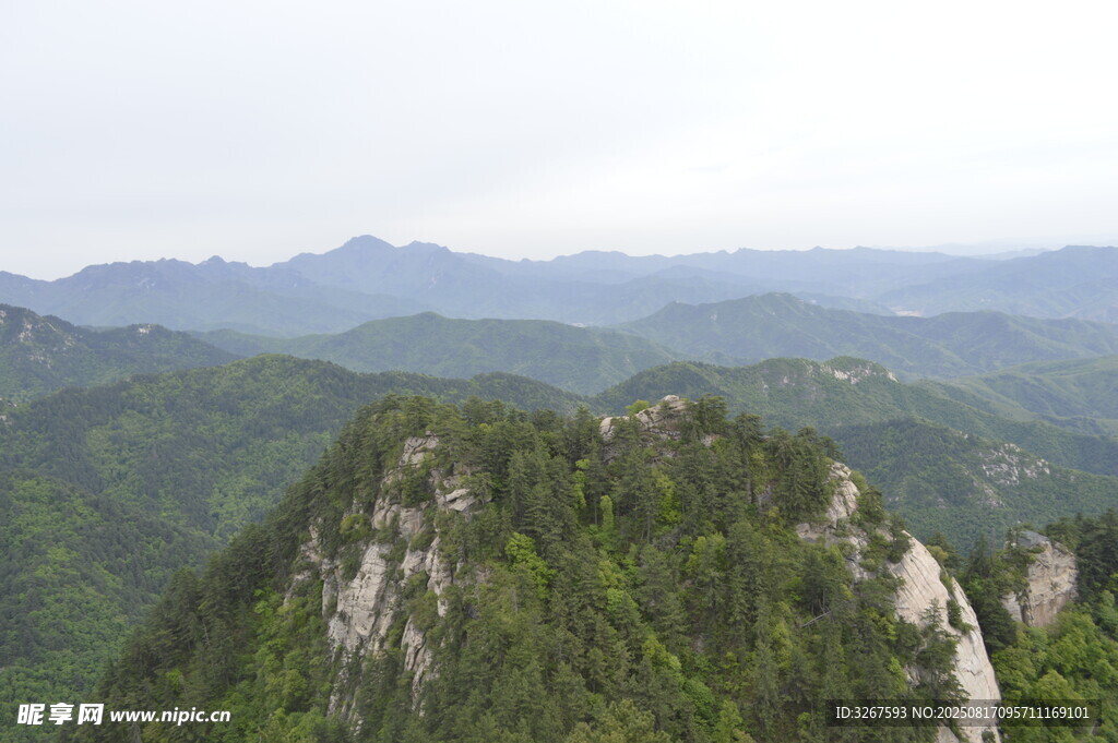 山峦叠翠的壮美自然景观