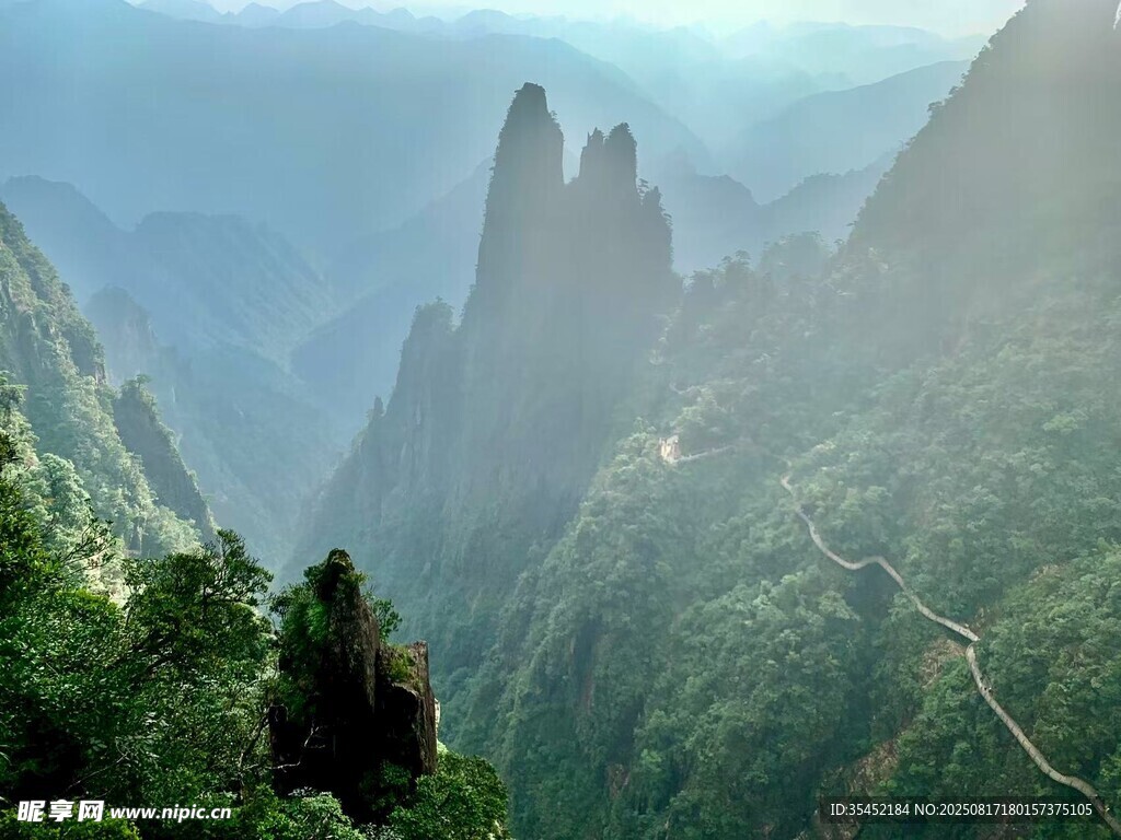 奇峰怪石
