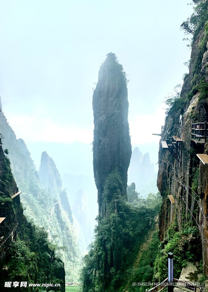 奇峰耸立