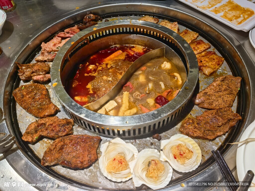 美味涮烤一体火锅美食