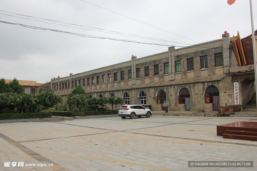 复古风格的多层建筑外观