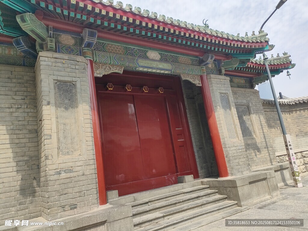 中式古建筑红门景观