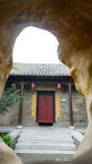 透过石洞看中式庭院建筑