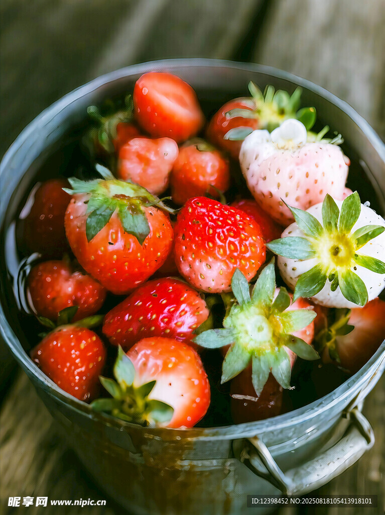 木桌上盆中新鲜草莓