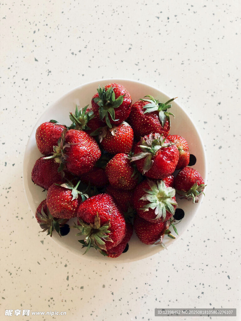 盘中新鲜草莓