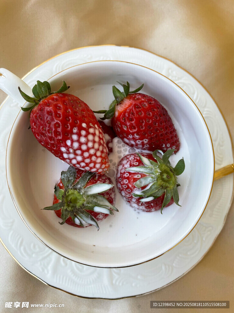 碗中新鲜草莓