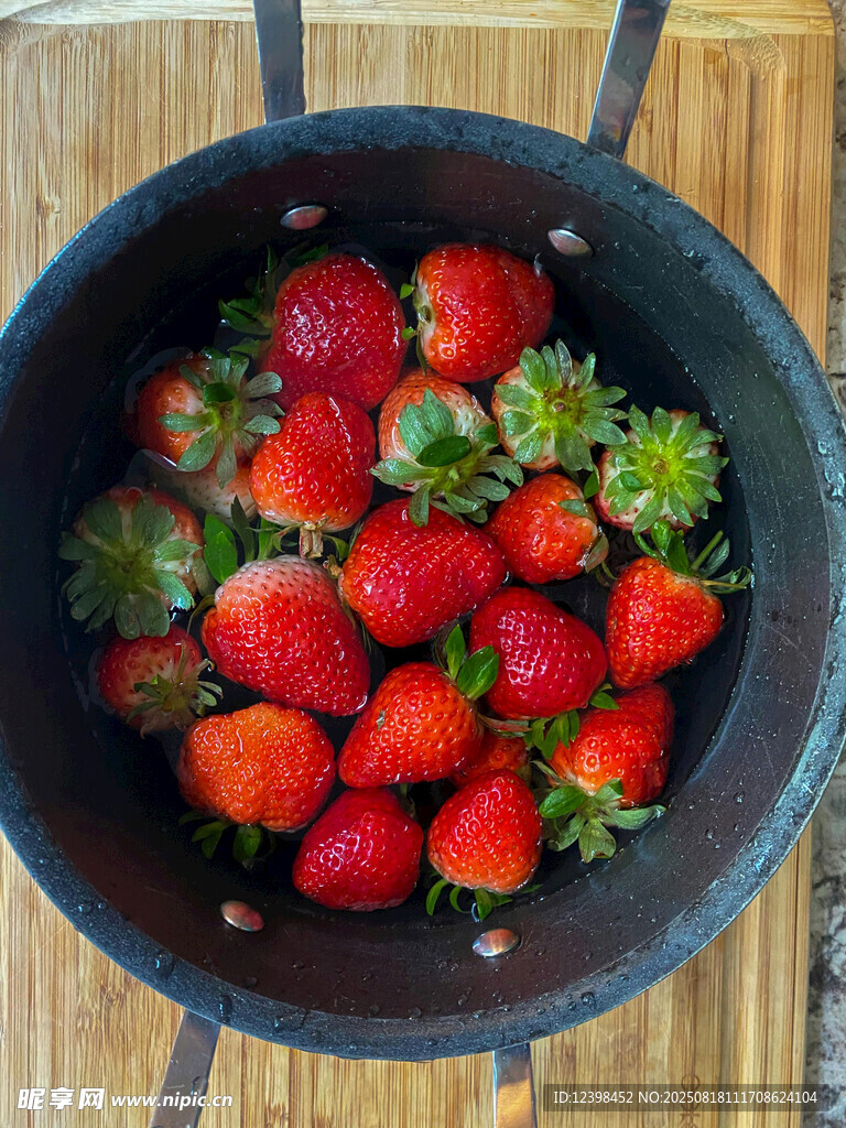 黑锅中盛放的新鲜草莓