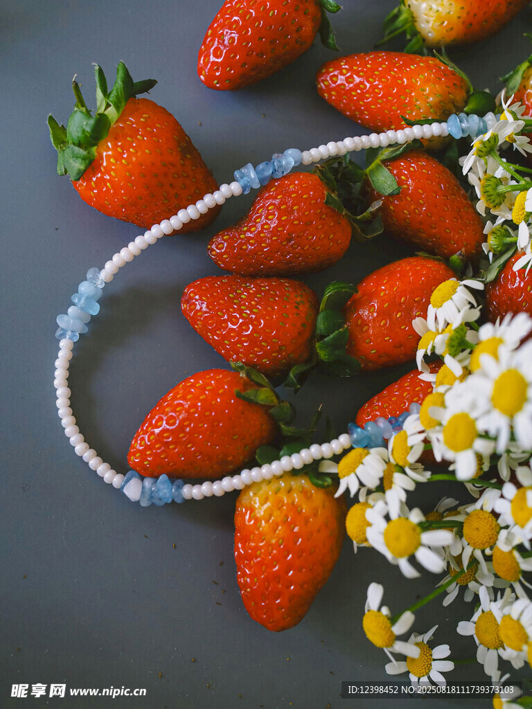 草莓雏菊组合静物画面