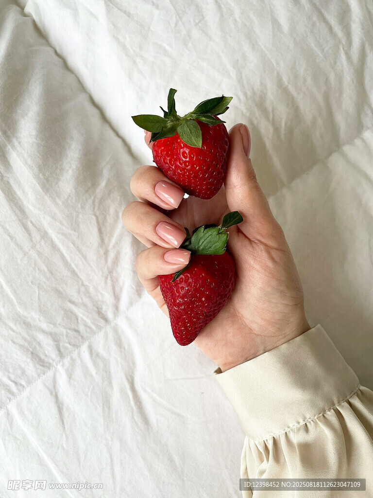 手中三颗鲜红草莓