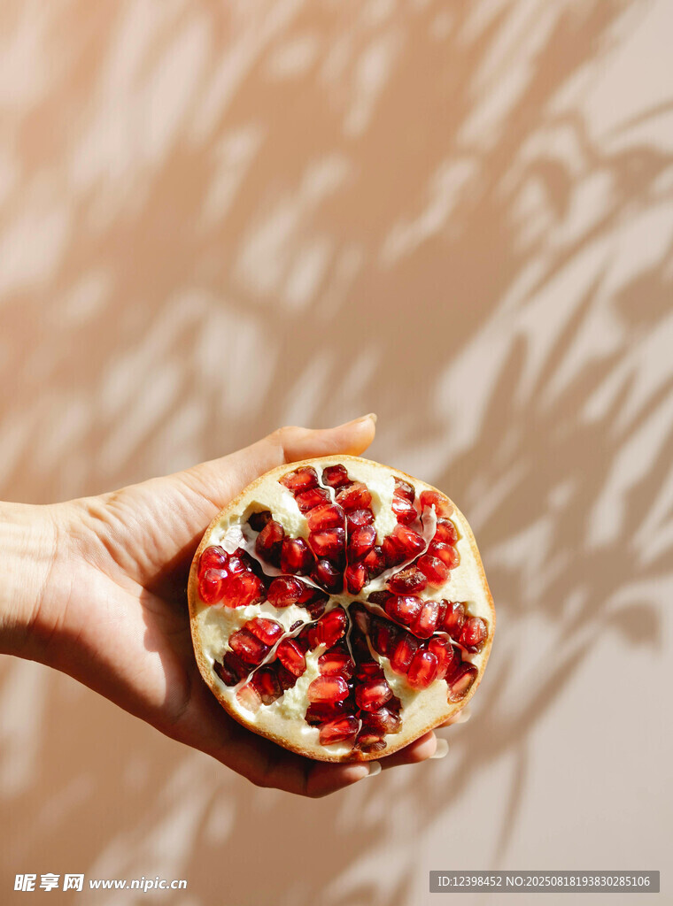 手捧多汁饱满的新鲜石榴