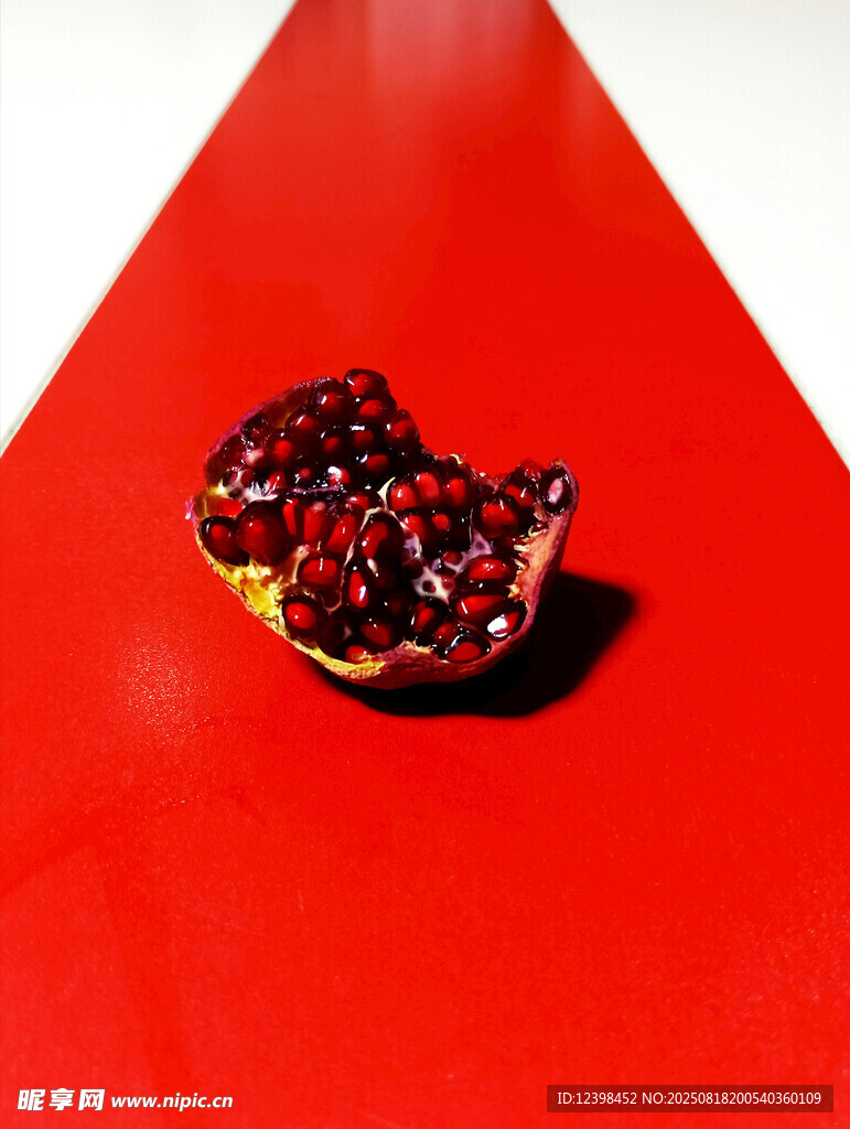 红底上的精美石榴籽