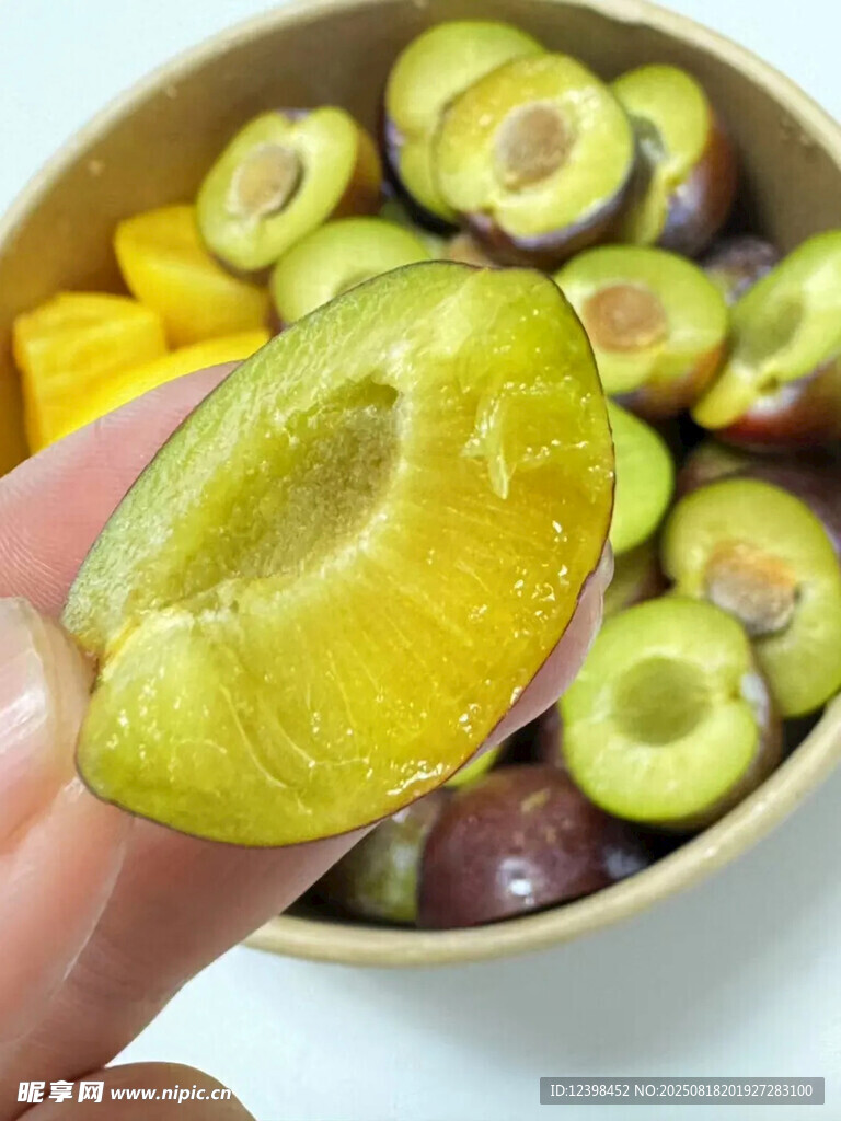 手捧切开的特色李子果