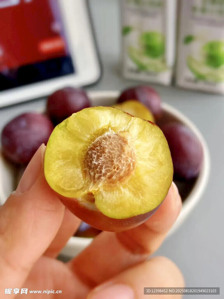 手捧切开的新鲜李子