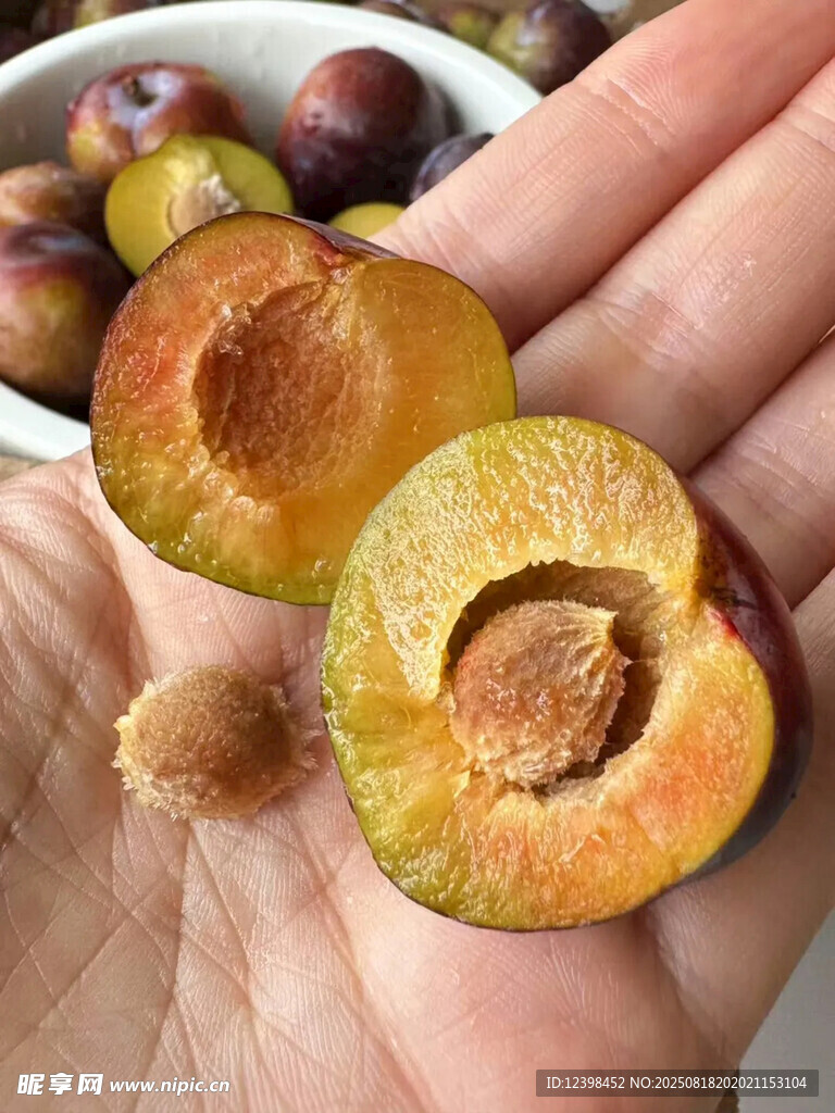 手捧新鲜切开的美味李子