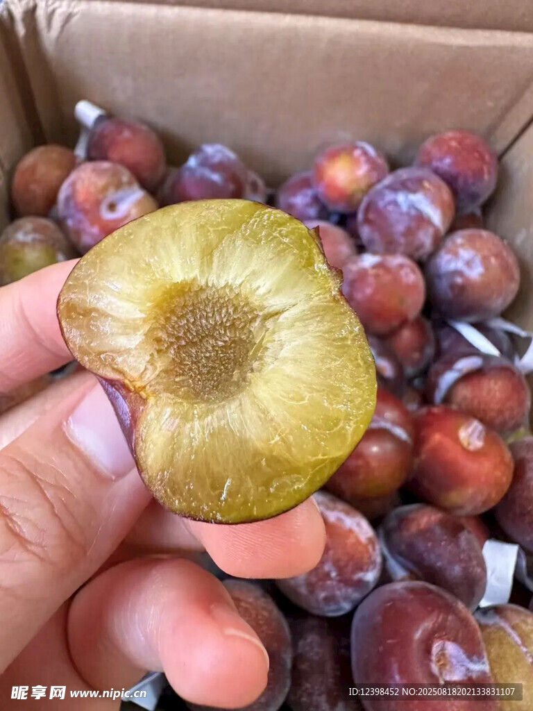 新鲜掰开的美味李子