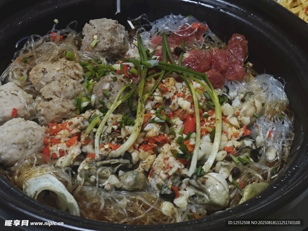 美味丰盛的一锅食材