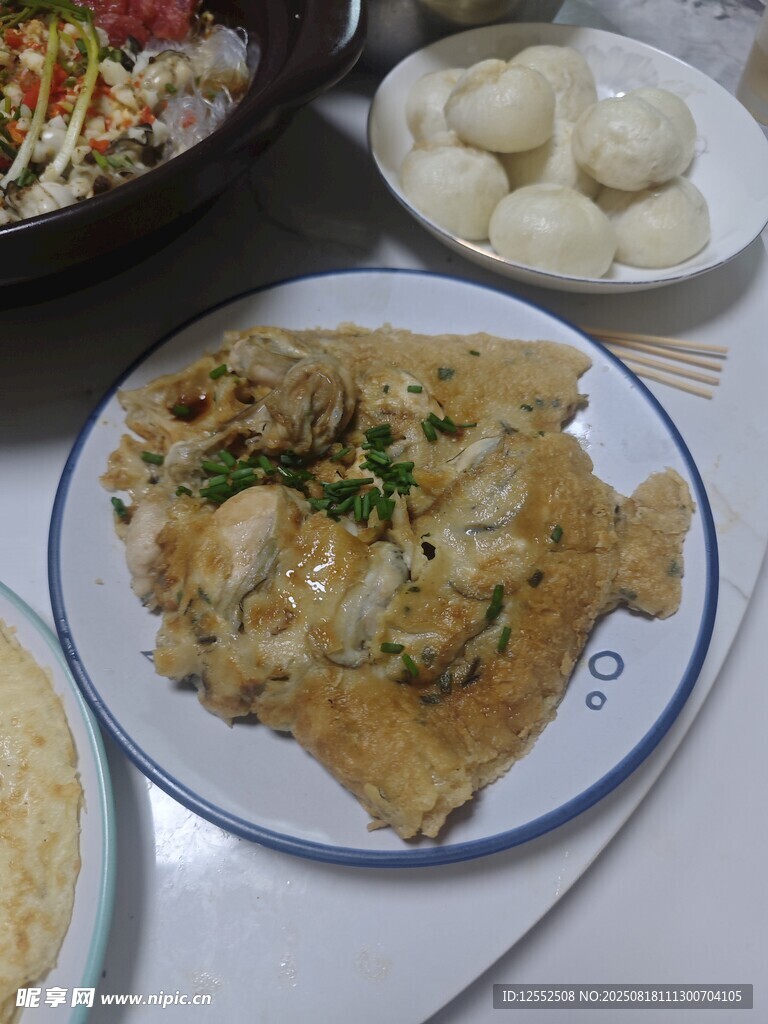 美味煎饼搭配多样食物